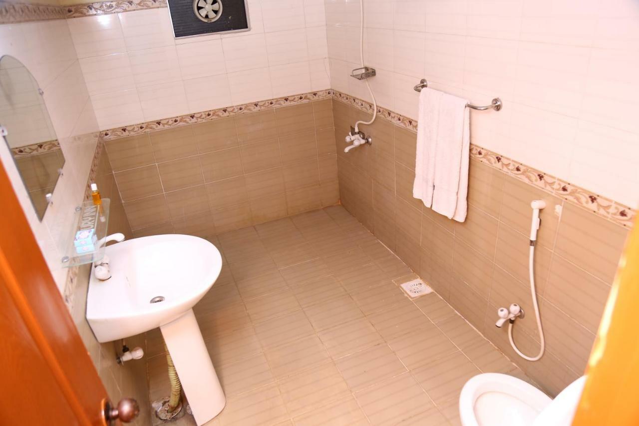 Luxury Inn Карачи Екстериор снимка