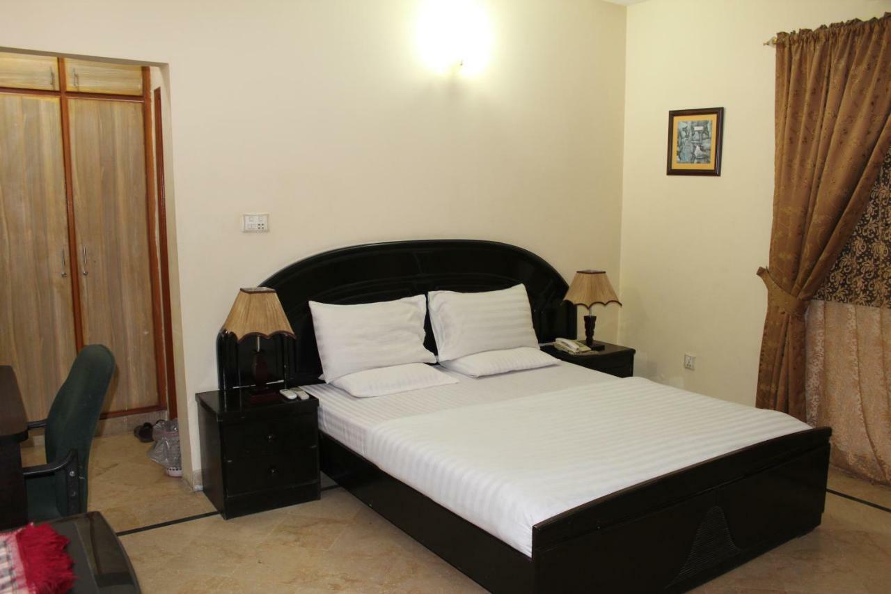 Luxury Inn Карачи Екстериор снимка