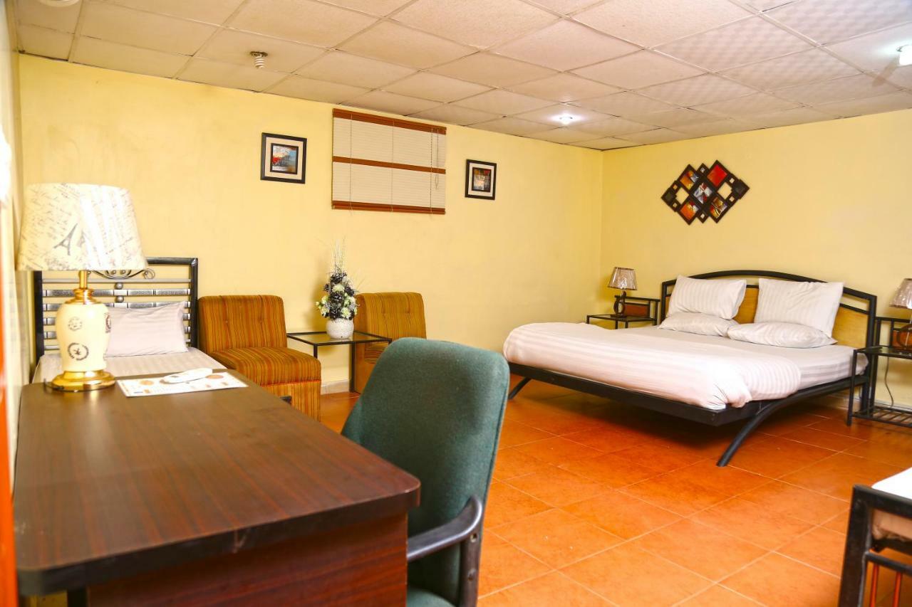 Luxury Inn Карачи Екстериор снимка