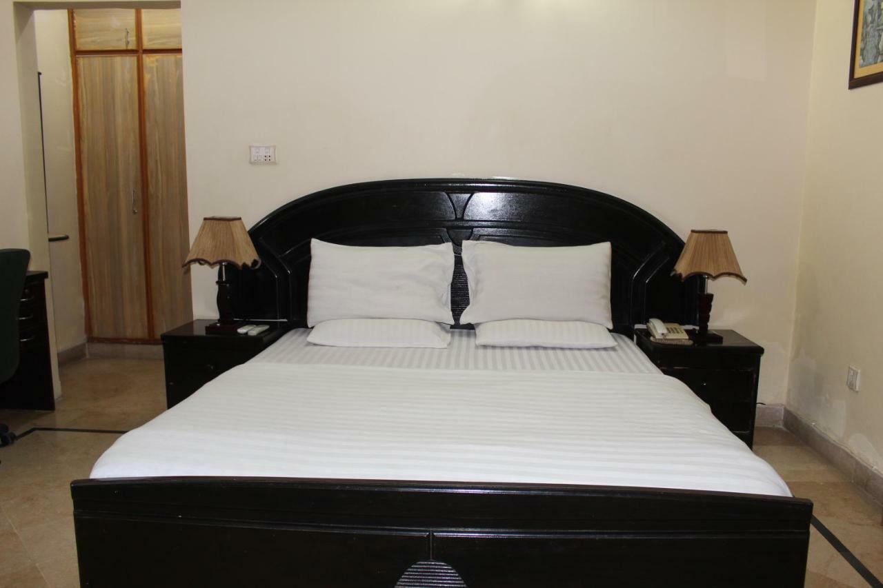 Luxury Inn Карачи Екстериор снимка