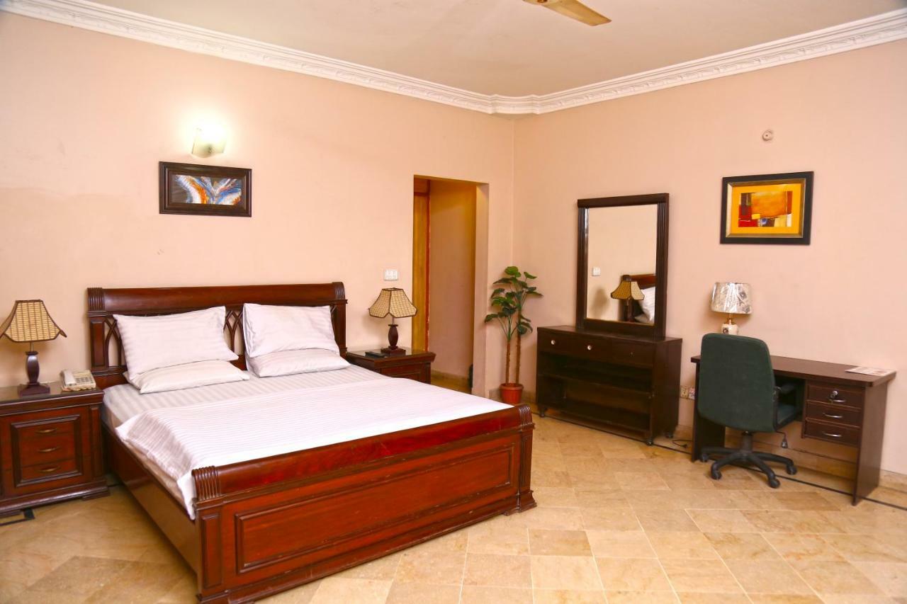 Luxury Inn Карачи Екстериор снимка